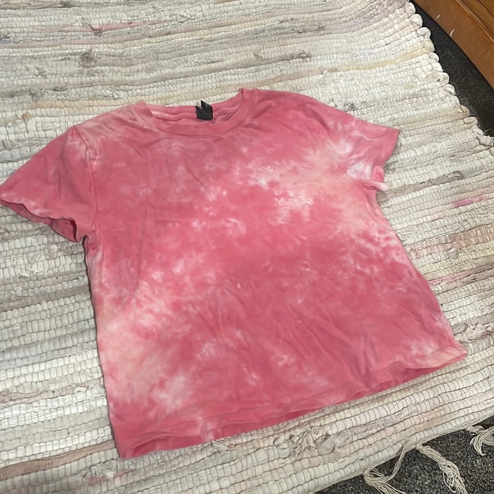 Tie-dye pink cropped shirt.